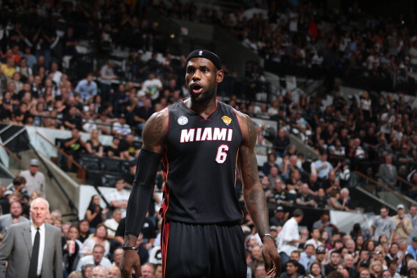 英超：阿森纳3-2利物浦，萨卡绝杀登顶积分榜