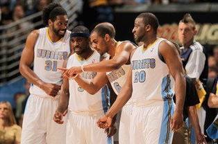 里夫斯38+8东契奇35+11 湖人击败独行侠全胜晋级