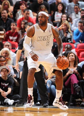 巴甲福塔莱萨门将在4名队友提醒下未注意身后对手，开球时遭抢断丢球