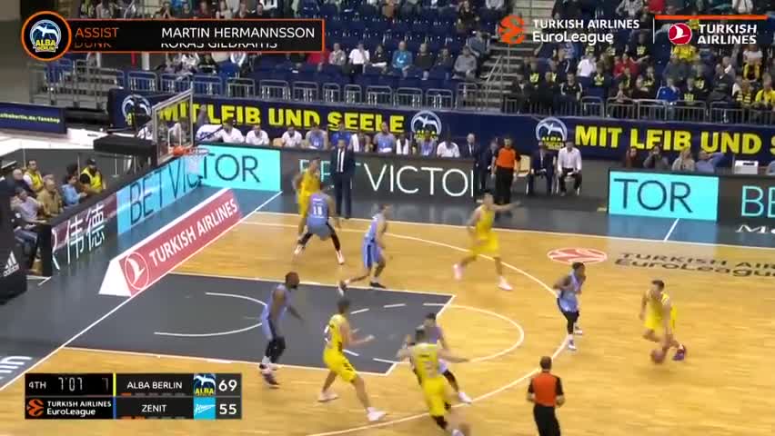 NBA-湖人胜老鹰 詹姆斯单臂爆扣