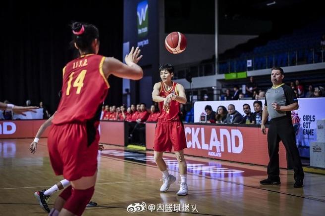 爆冷！东契奇42+7+8，比赛还未结束，老詹走入场内一把抱住德罗赞